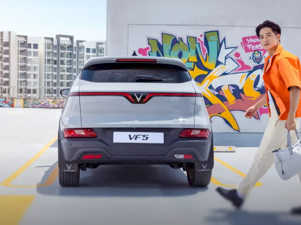 VinFast VF 5 Đuôi xe thể thao góc cạnh & cánh lướt gió
