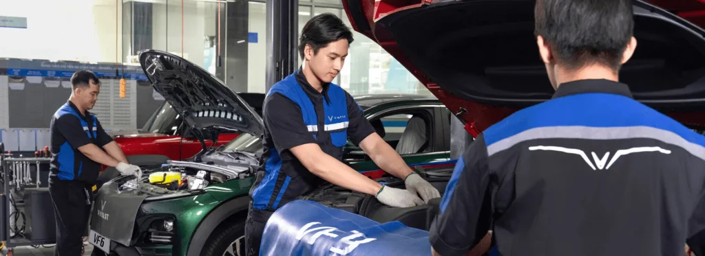 Kỹ thuật viên VinFast kiểm tra xe điện tại xưởng dịch vụ chính hãng